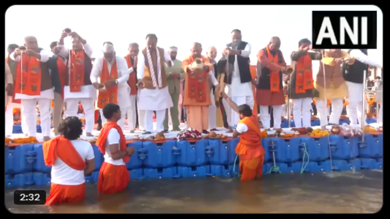 संगम में डुबकी के बाद CM योगी आदित्यनाथ ने कैबिनेट मंत्रियों संग त्रिवेणी घाट पर की पूजा-अर्चना