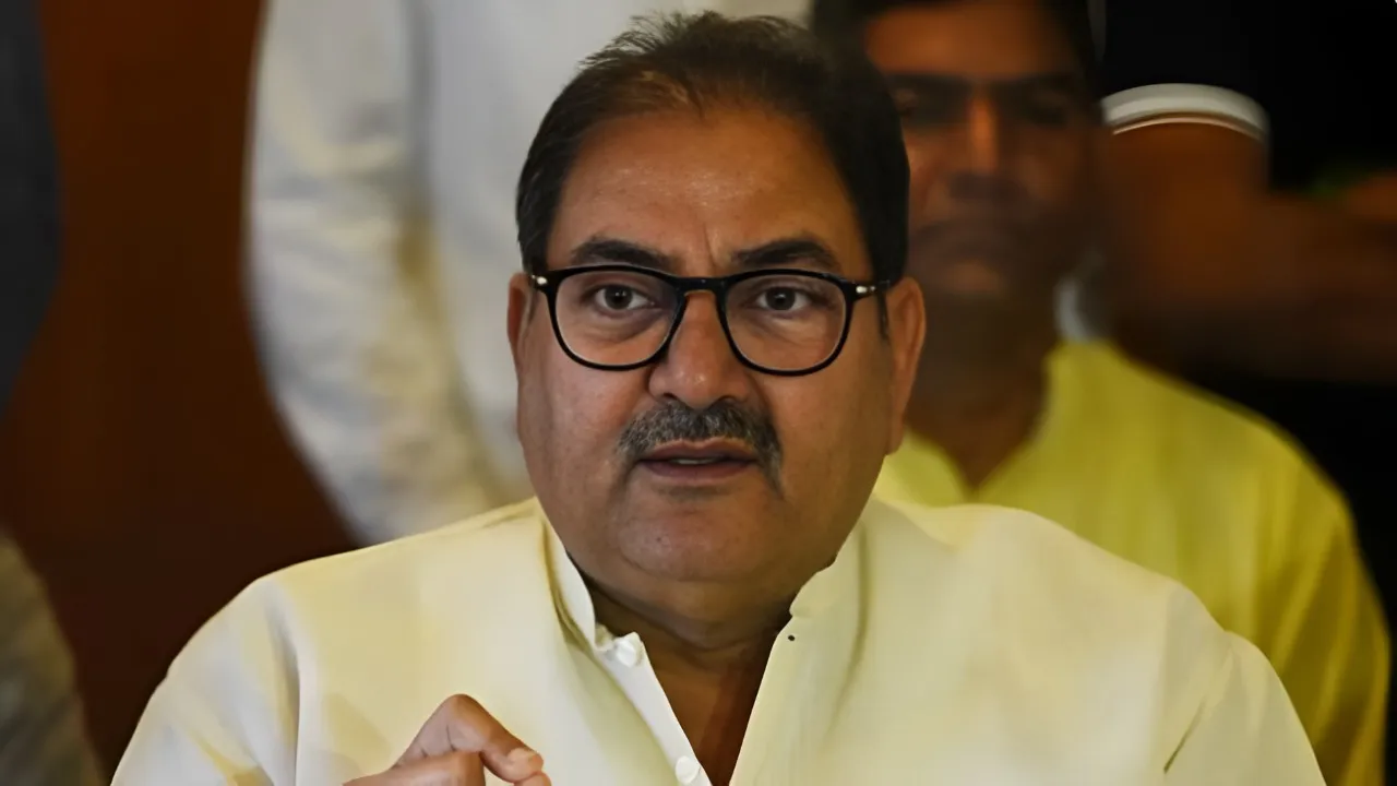 ‘अपने पिता को समझा लो वरना अंजाम भुगतना पड़ेगा’…हरियाणा के इस ‘दिग्गज नेता’ को मिली धमकी, जानकार उड़ जाएंगे होश, चंडीगढ़ सेक्टर-3 पुलिस थाने में दी शिकायत 